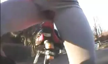 Genç bir erotik dublaj çift ile öğretmenlerin busty üçlü, olgun
