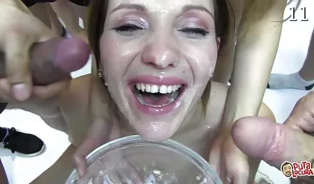 Seksi büyük memeli büyükanne, çizgi film seks küçük pembe vibe ile oynuyor
