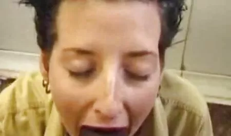 Karısını konulu lezbiyen film aldatırken yakaladı, arkadaşları ise lanet