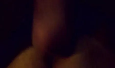 Büyük memeli eski yeşilçam pornosu sarışın yatakta onu kedi okşayarak