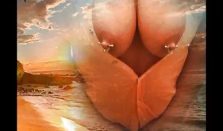 Koca sex konulu filmler götlü Ebony kamera önünde poz veriyor.