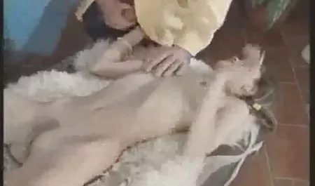 Çıplak esmer kız kamera için poz lezbiyen sex filmi